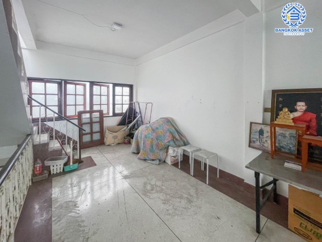 *****อาคารพาณิชย์มือสองย่านนนทบุรี ม.เรวดี60 รัตนาธิเบศร์ เนื้อที่กว้างขวางมากถึง 17 ตร.ว. ฟังก์ชัน 2 ห้องนอน 2 ห้องน้ำ ที่จอดรถ 1 คัน พื้นที่ใช้สอยเยอะ ทำเลอยู่อาศัยเหมาะกับทำการค้า ใกล้รถไฟฟ้าสายสีม่วง "สถานีบางกระสอ" จองเลย!